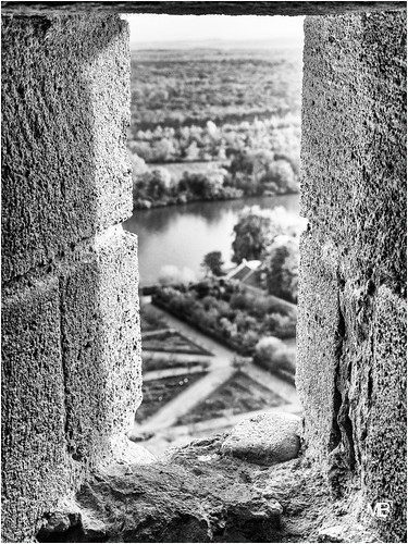 bw window monochrome seine observation landscape tour normandie pierres exploration paysages valdoise donjon vexin larocheguyon silverefexpro2 leicamtype240