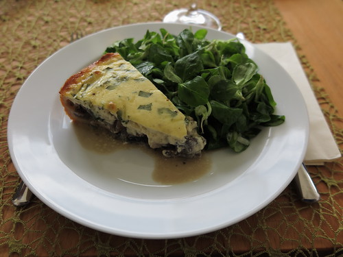 Champignon-Quiche mit Feldsalat
