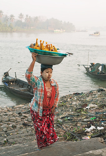 woman girl market chicken thanaka river boats irrawaddy pathein ayeyarwady region burma myanmar asia canoneos5d primelens canonef50mmf14usm