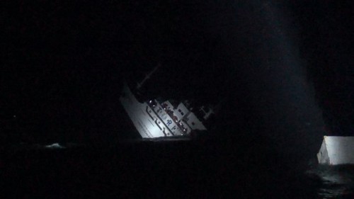 國內最大海洋研究船「海研五號」垂直沉沒，彷彿鐵達尼號翻版。（圖片來源：澎湖海巡隊）
