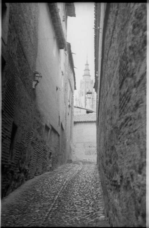 Callejón de Santa Úrsula en Toledo a mediados del siglo XX. Fotografía de Roberto Kallmeyer © Filmoteca de Castilla y León. Fondo Arqueología de Imágenes