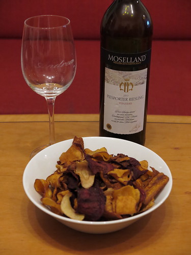 Gemüse-Chips zu Weißwein (Piesporter Riesling von der Winzergenossenschaft Moselland)