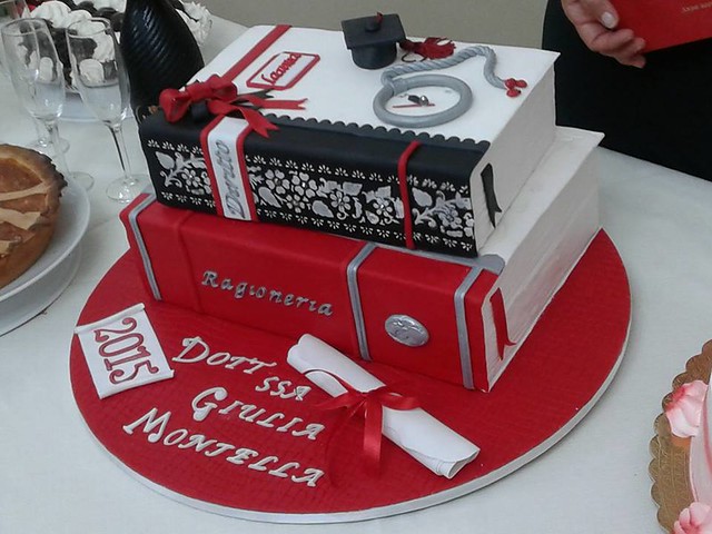 Graduation Cake by Tina's Cakes - Cake designer
