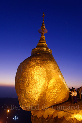 myanmar birmanie asie asia kyaithtiyo rocherdor coucherdesoleil sunset rocher rock or gold culte tradition religion bouddhisme bertranddecamaret ngc symbole homme man nationalgeographic