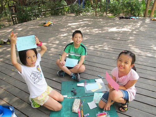導師也請3位同學為大家繪製了5個解說牌，在幾塊植草區域都插上解說牌，保護草坪。