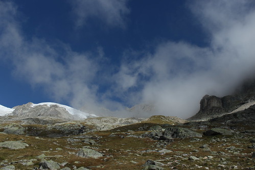 nature suisse bleu brume valais montagnes cabanes laneuve