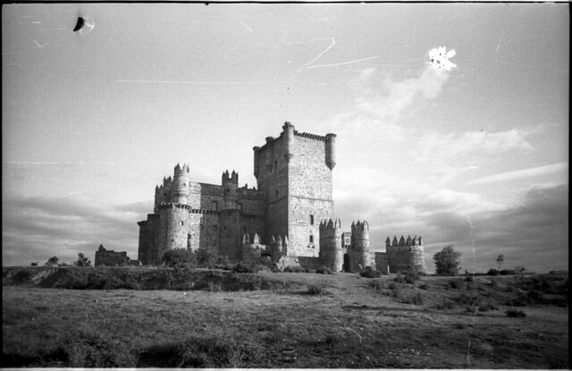 Castillo de Guadamur en Toledo a mediados del siglo XX. Fotografía de Roberto Kallmeyer © Filmoteca de Castilla y León. Fondo Arqueología de Imágenes