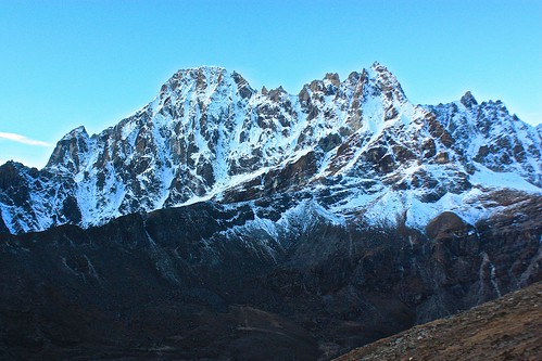 Mountains that look over the Gokyo lake