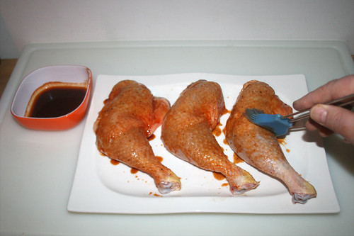 15 - Hähnchenschenkel bepinseln / Spread marinade on chicken legs