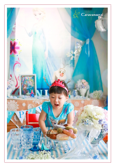 パーティープランナー　事例　ホームパーティー　アナと雪の女王　3才の誕生日記念　子供写真　スイーツ写真　花写真