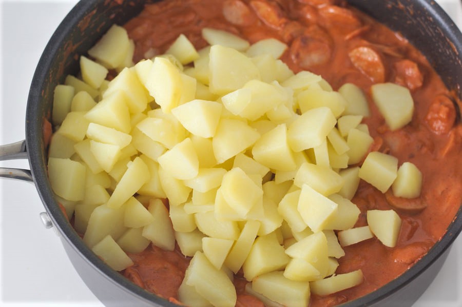 Kogte kartofler tilsættes svensk pølseret