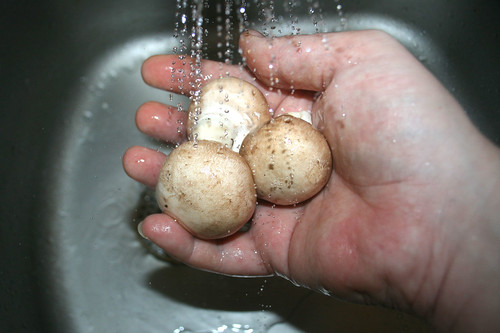 18 - Pilze waschen / Wash mushrooms