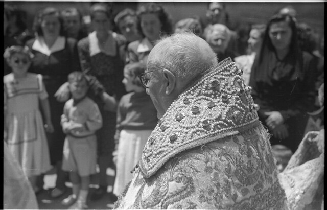 El Cardenal Pla y Deniel en el Corpus Christi de 1951 en Toledo. Fotografía de Roberto Kallmeyer © Filmoteca de Castilla y León. Fondo Arqueología de Imágenes
