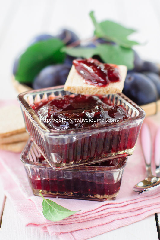 Plum Jam in Clear Glass Square Bowls