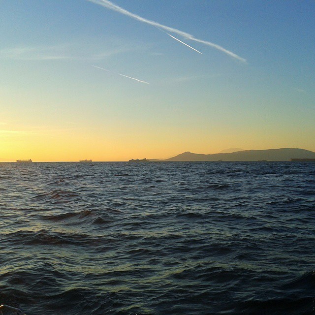 Auringonlasku merellä