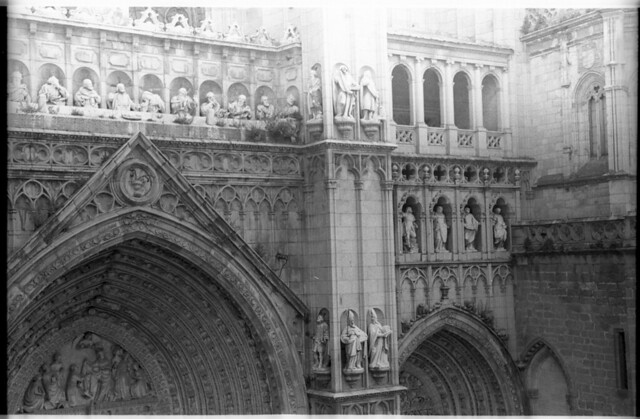 Fachada de la Catedral en Toledo a mediados del siglo XX. Fotografía de Roberto Kallmeyer © Filmoteca de Castilla y León. Fondo Arqueología de Imágenes