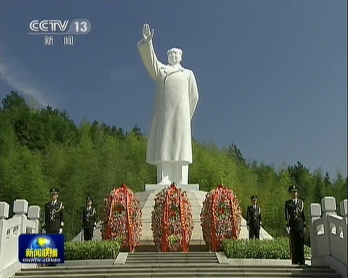 随后，中共中央总书记、国家主席、中央军委主席习近平向古田会址北侧依山而建的毛主席纪念园的毛泽东雕像敬献花篮。