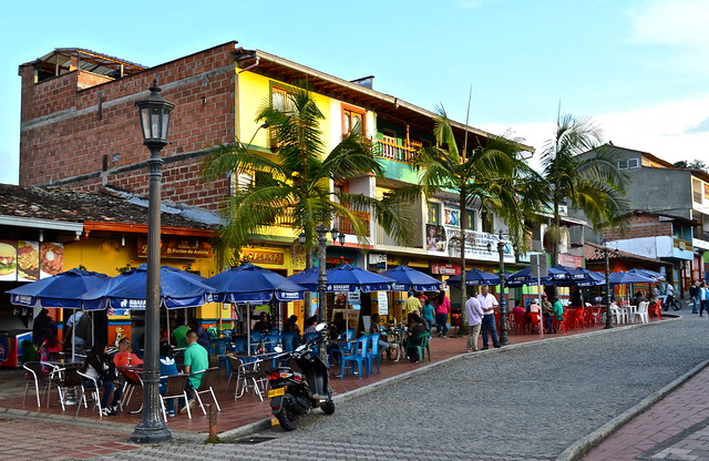 plaza central, guatape colombia