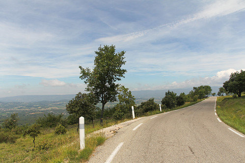 road sky foothills signs france apt clouds europe view july paca route ciel valley provence curve nuages luberon chemin vaucluse 2014 courbe bonnieux saintpierre meteorry goult provencealpescôtedazur courbure provencealpescôted’azur d943 montagneduluberon