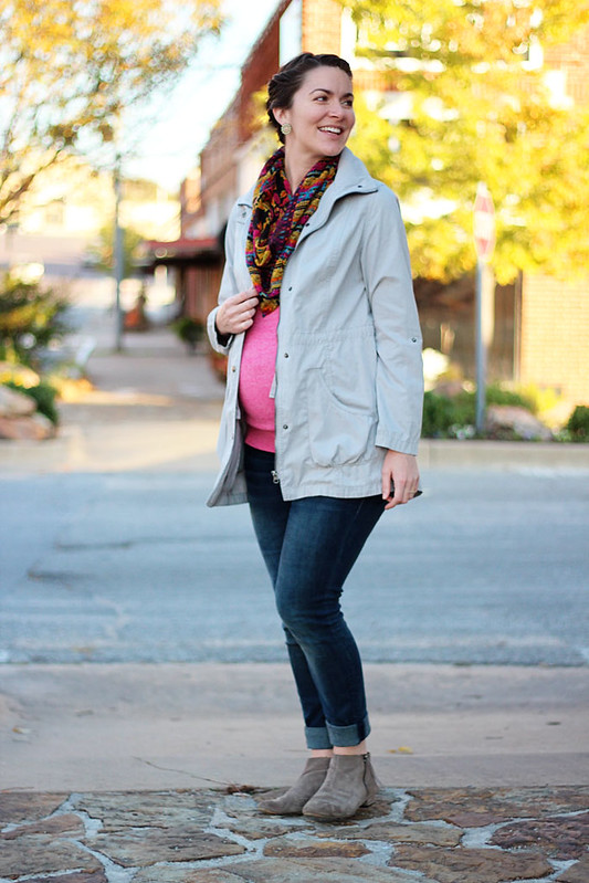 maternity-pink-sweater-jeans-trench-1