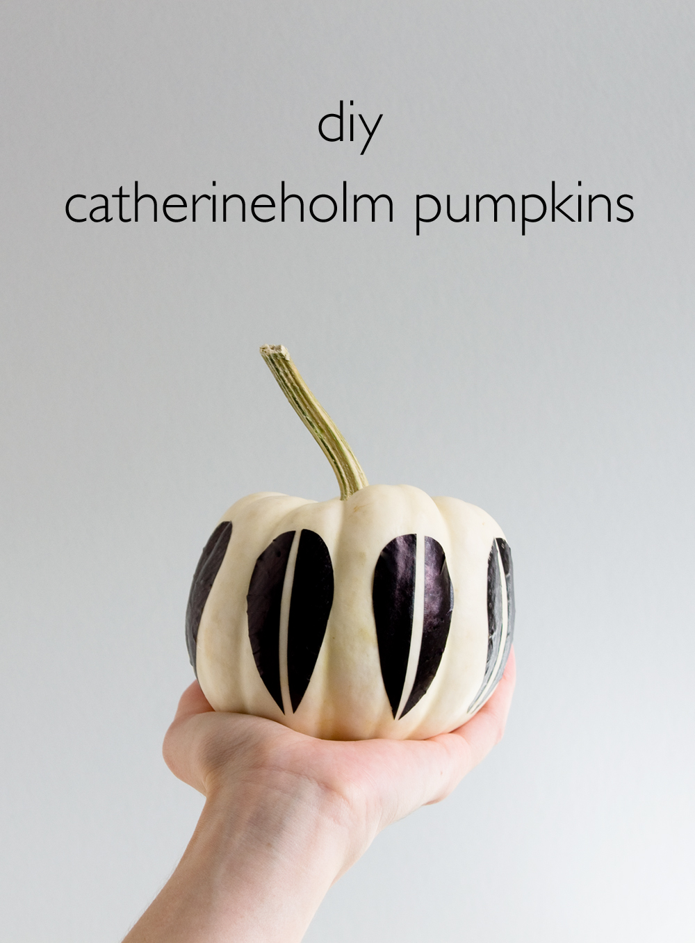 DIY Catherineholm Pumpkins | Learn how to make these mid-century style pumpkins for your Thanksgiving tablescape with just a few materials | www.vitaminihandmade.com