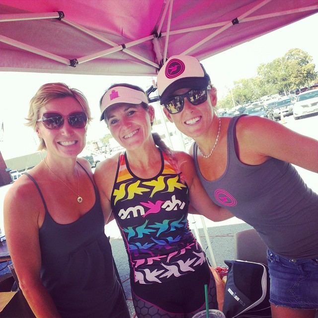 Hanging with the @smashfestqueen girls. Love them, love their designs!! #smashfestqueen #triouradventure
