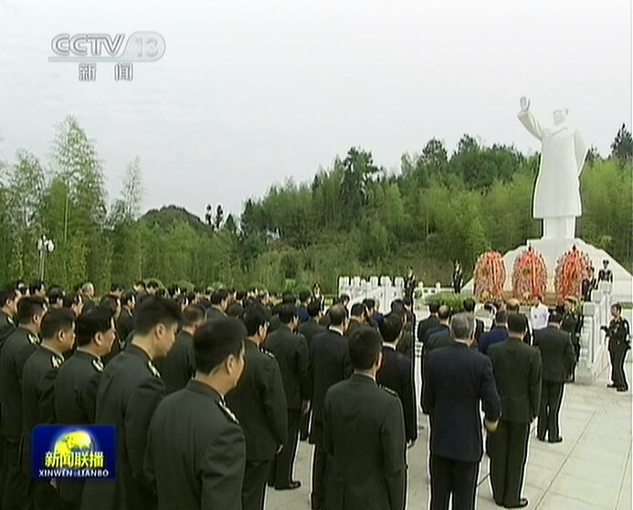 隨後，中共中央總書記、國家主席、中央軍委主席習近平向古田會址北側依山而建的毛主席紀念園的毛澤東雕像敬獻花籃。