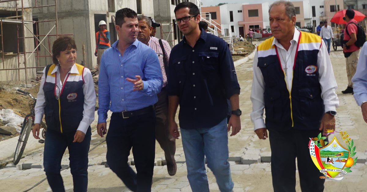Alcalde y Secretario TÃ©cnico de ReconstrucciÃ³n inspeccionan obras en Chone