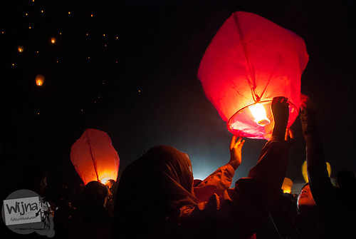 Ekspresi cewek-cewek senang saat menerbangkan lampion pada acara Dieng Culture Festival 2014 di Banjarnegara, Jawa Tengah