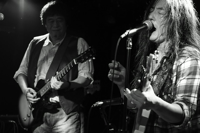 O.E. Gallagher live at 獅子王, Tokyo, 13 Oct 2014 - jam with Stevie. 479