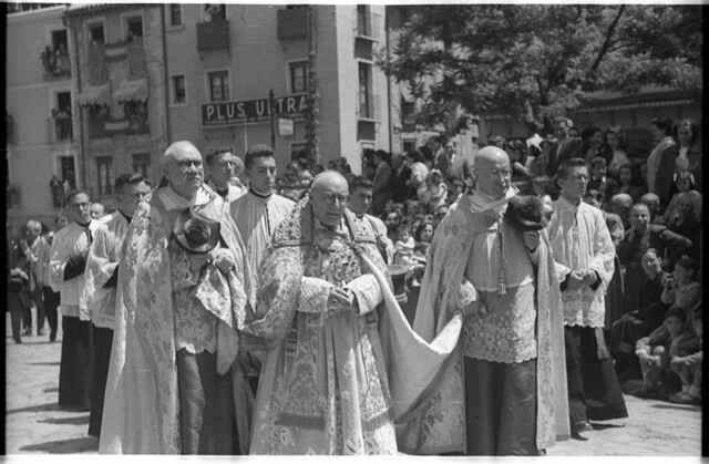 El Cardenal Pla y Deniel en el Corpus Christi de 1951 en Toledo. Fotografía de Roberto Kallmeyer © Filmoteca de Castilla y León. Fondo Arqueología de Imágenes