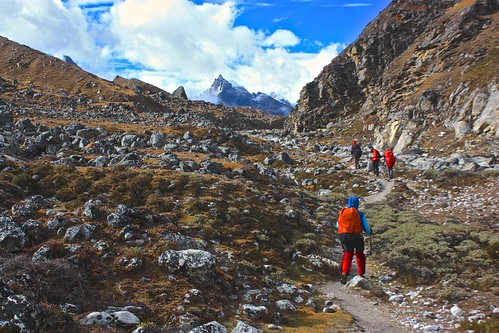 heading out from Dragnag towards Gokyo