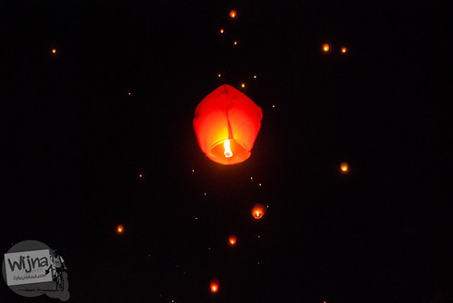 Menerbangkan lampion berwarna merah di acara Dieng Culture Festival 2014