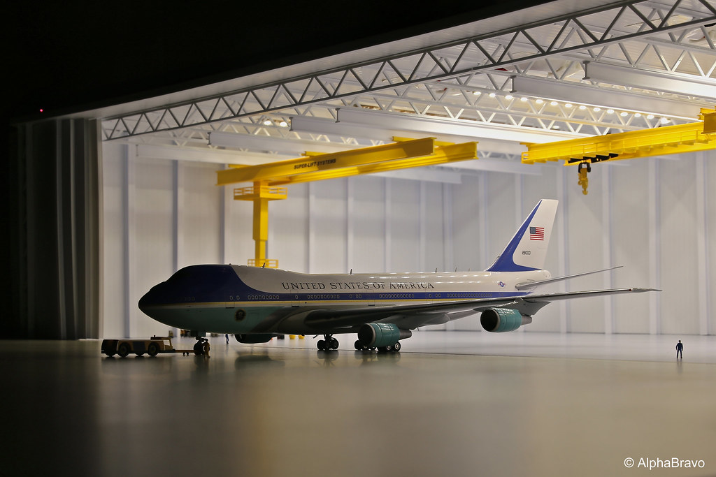 In the hangar: Air Force One! - DA.C