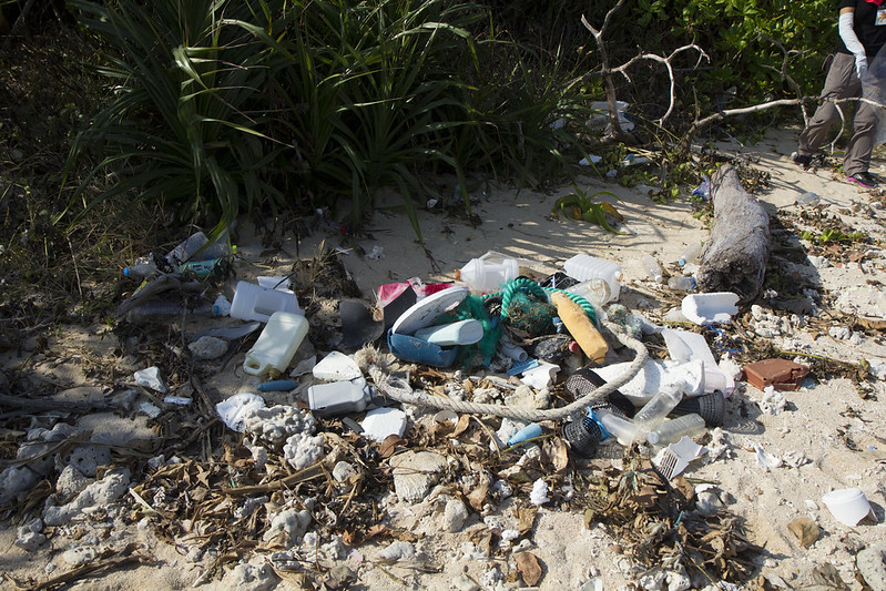 吉原沙灘上布滿垃圾，大多是漁業用具及保特瓶等物品。