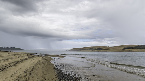 opononi northland newzealand nz nature natuur strand beach regen rain clouds wolken cyclonic aftermath holiday mist sea zee dunes kust coast