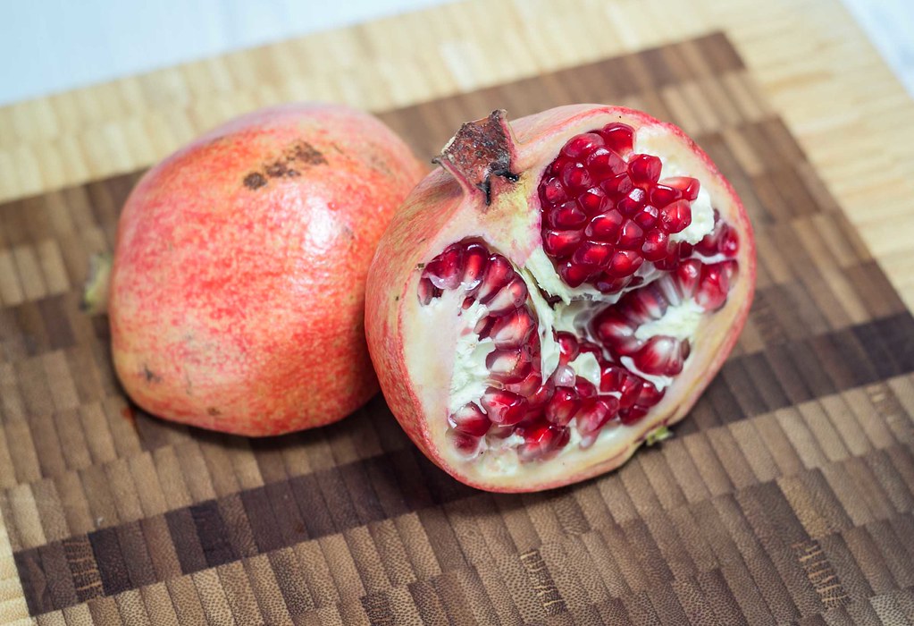 Guide How To: Seed a Pomegranate the Easy Way.