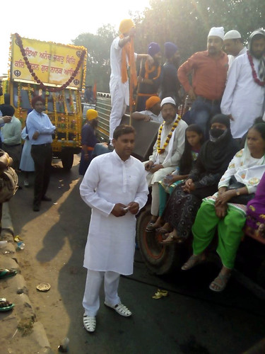 Members of Muslim community celebrated the spirit of harmony on Prakash Utsav
