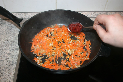 28 - Tomatenmark hinzufügen / Add tomato puree