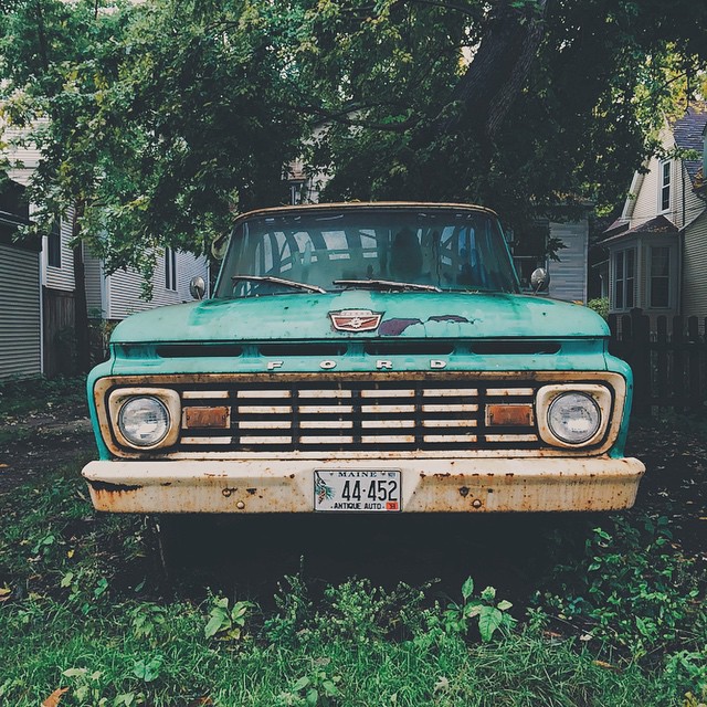 Wonder when the last time this guy was driven. It's currently parked under the brown line.{#vscocam #ford #truck #lincolnsquare #igerschicago}