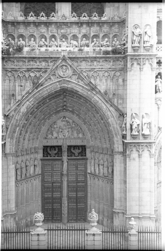 Fachada de la Catedral en Toledo a mediados del siglo XX. Fotografía de Roberto Kallmeyer © Filmoteca de Castilla y León. Fondo Arqueología de Imágenes