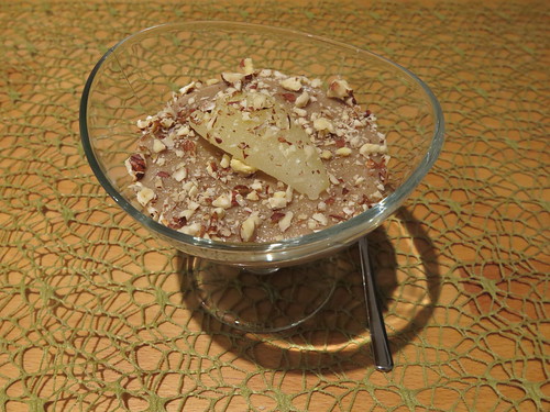 Nachtisch aus Dinkelgrieß mit Haselnussdrink und Williamsbirne