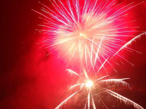Das Feuerwerk zaubert ein Farbenspiel am Himmel für die vielen glücklichen Menschen die sich darüber freuen und denen das gefällt 1119